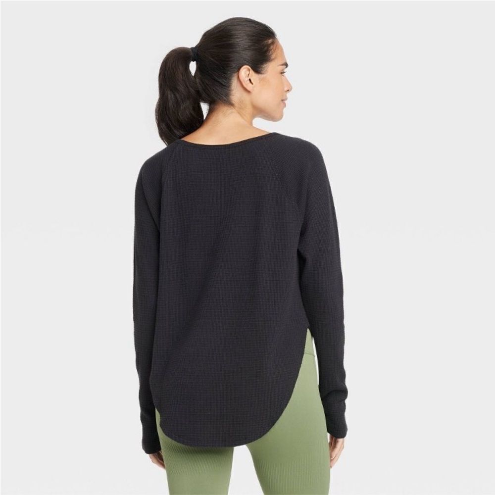 JoyLab relaxed fit waffle long sleeve shirt with curved hem and thumb holes- Med - Picture 3 of 4